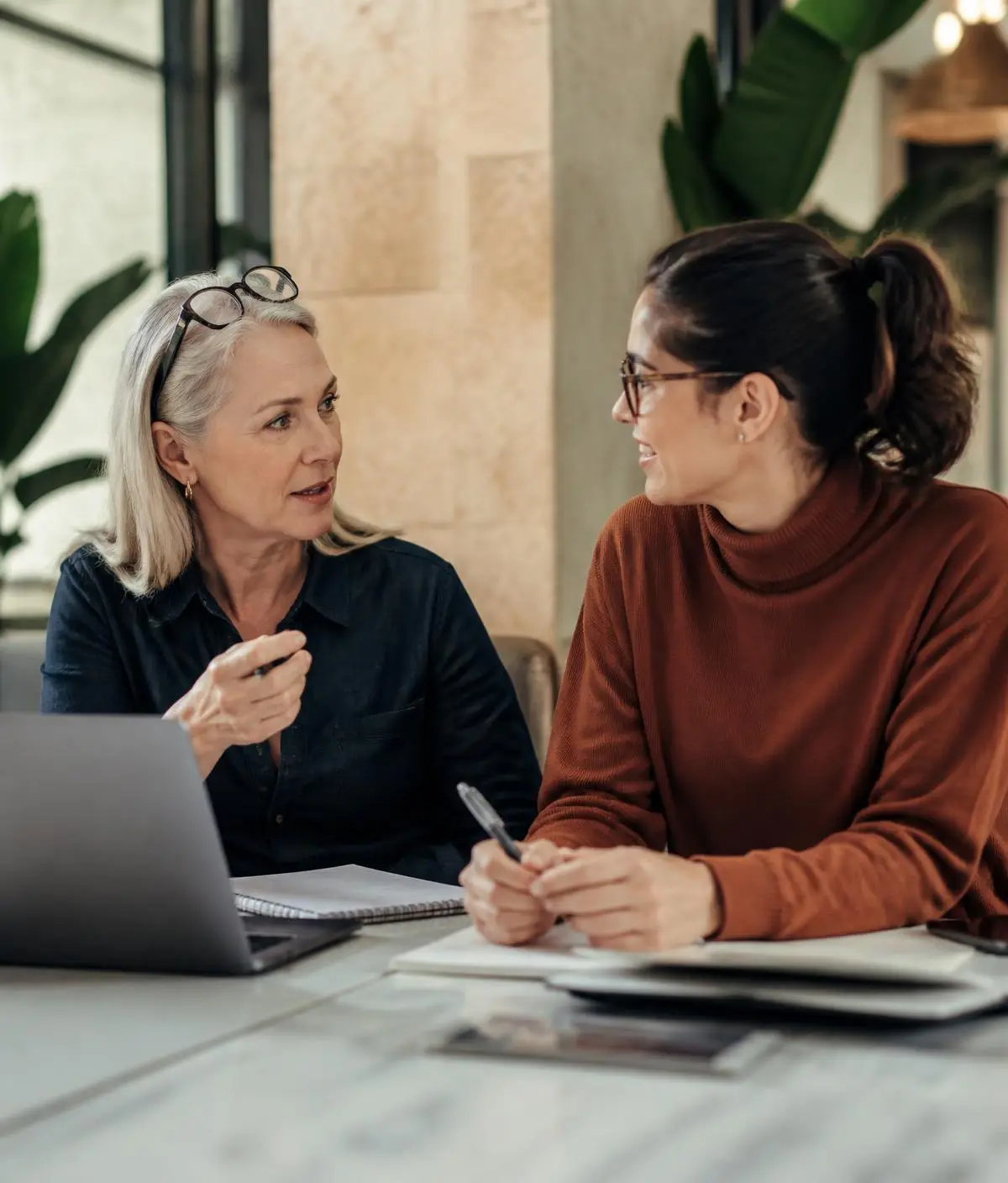 A Tandem manager coaching a team member side by side at a shared table